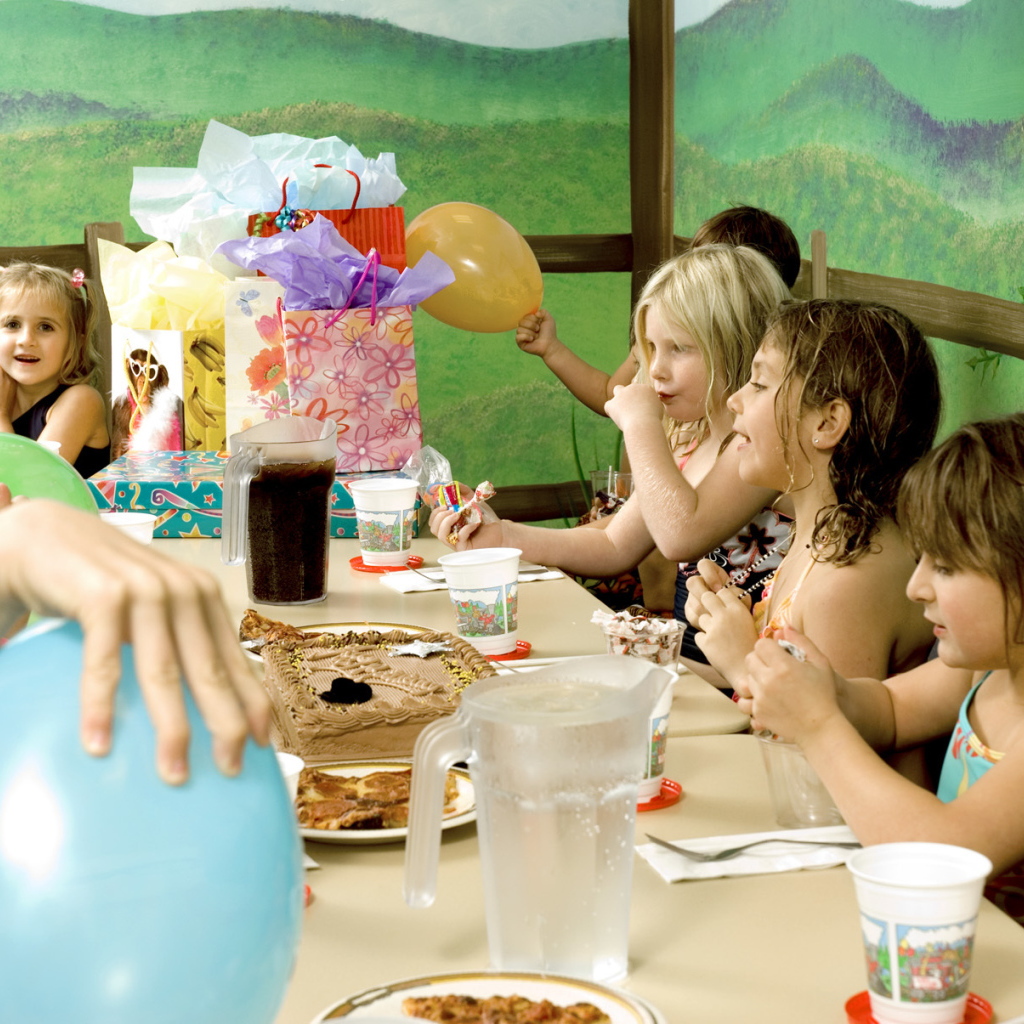 Праздничный стол с гостями на день рождения