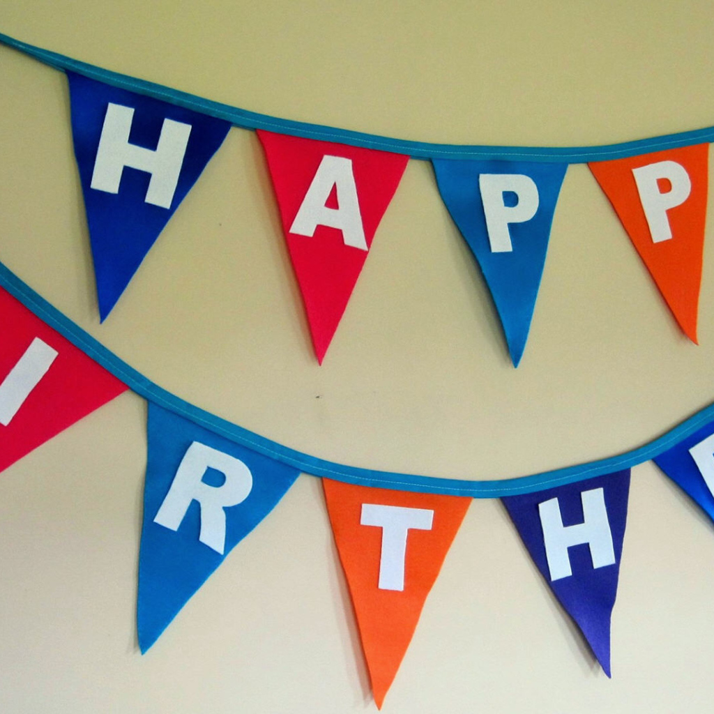 Флажки на стене на день рождения