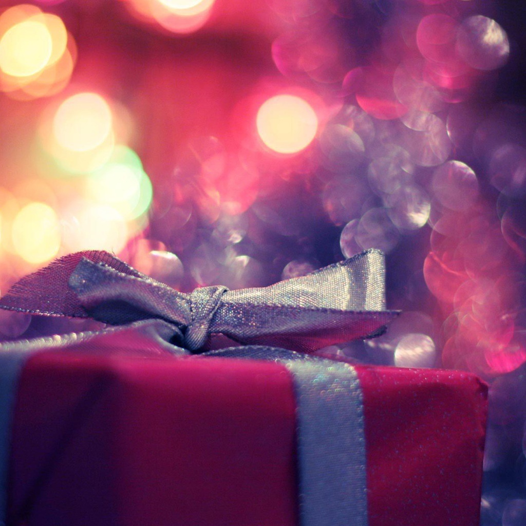 Подарок в красной обёртке  на день рождения