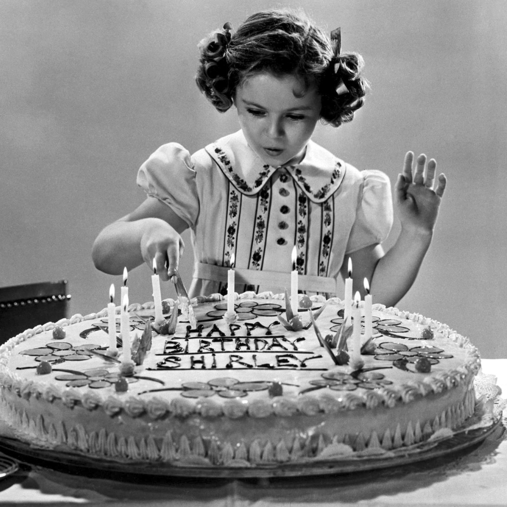 Девочка на день рождения, чёрно-белая картинка