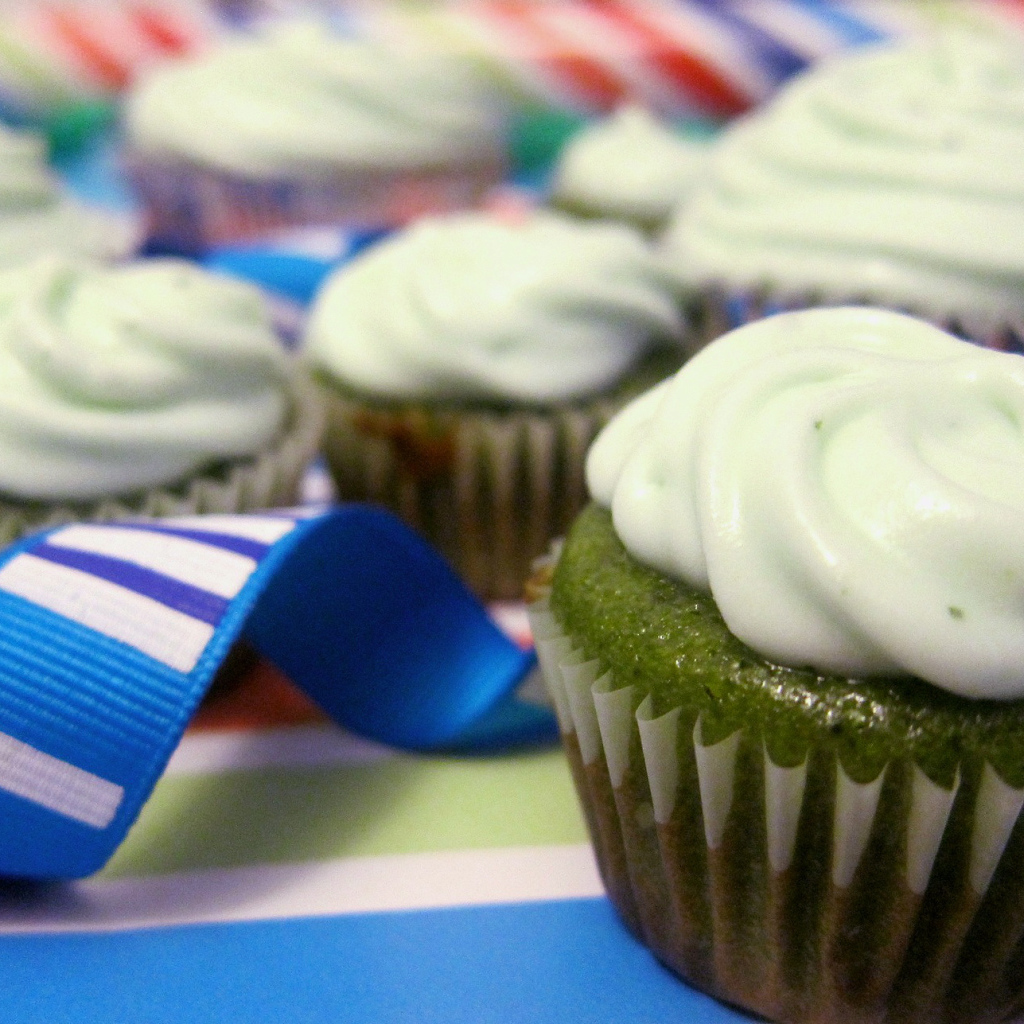 Зелёный кекс на день рождения