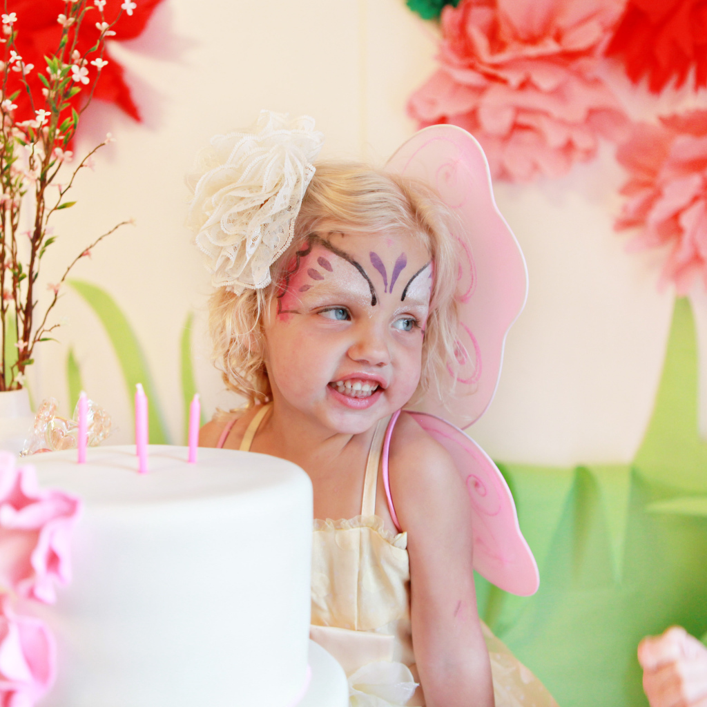 Счастливая девочка на день рождения