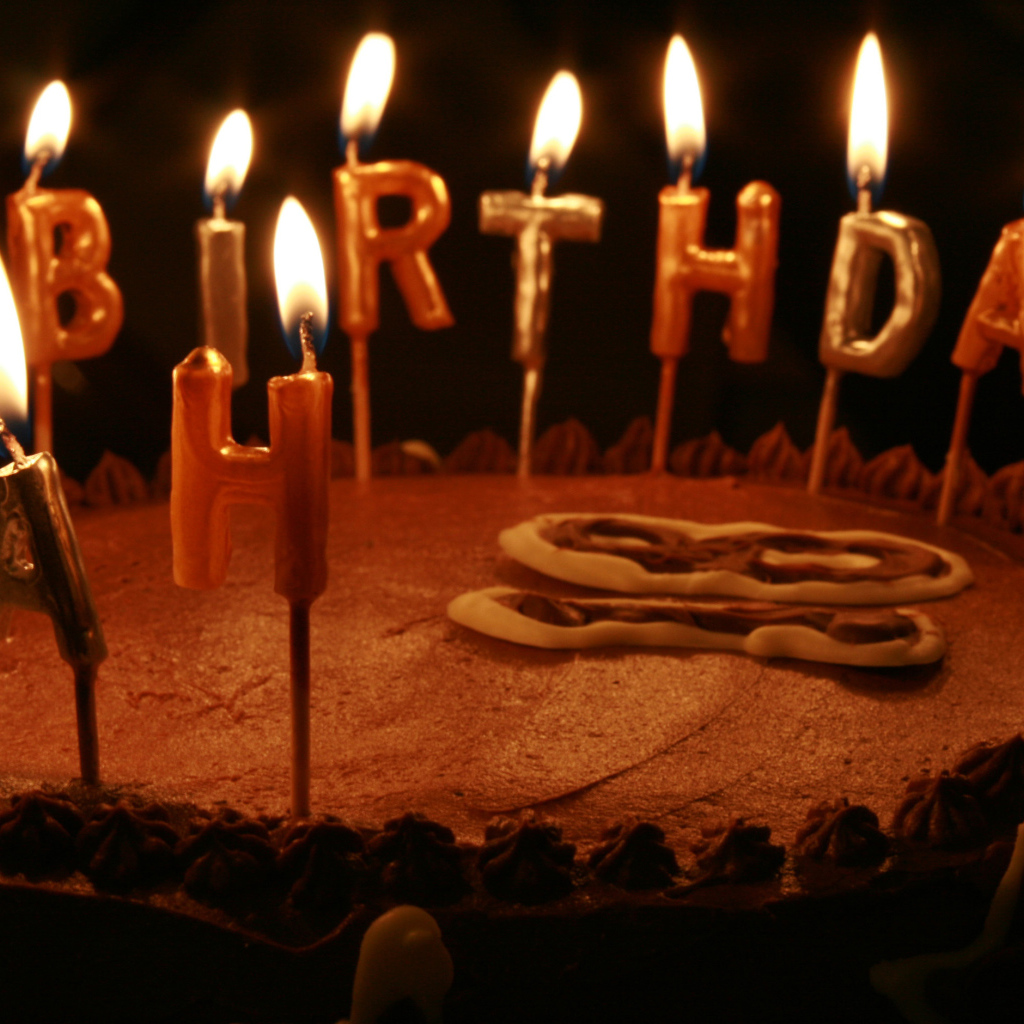 Вкусный торт со свечами