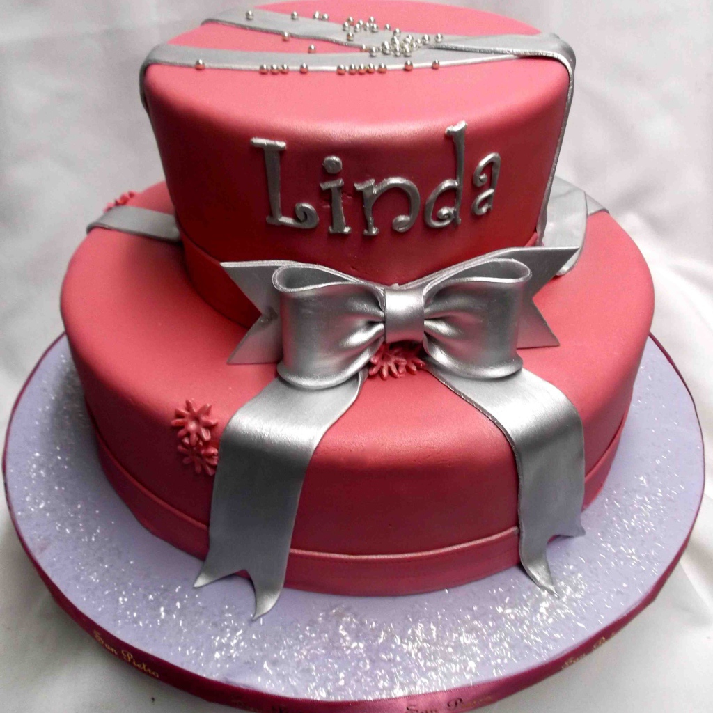Розовый и серебристый торт на день рождения