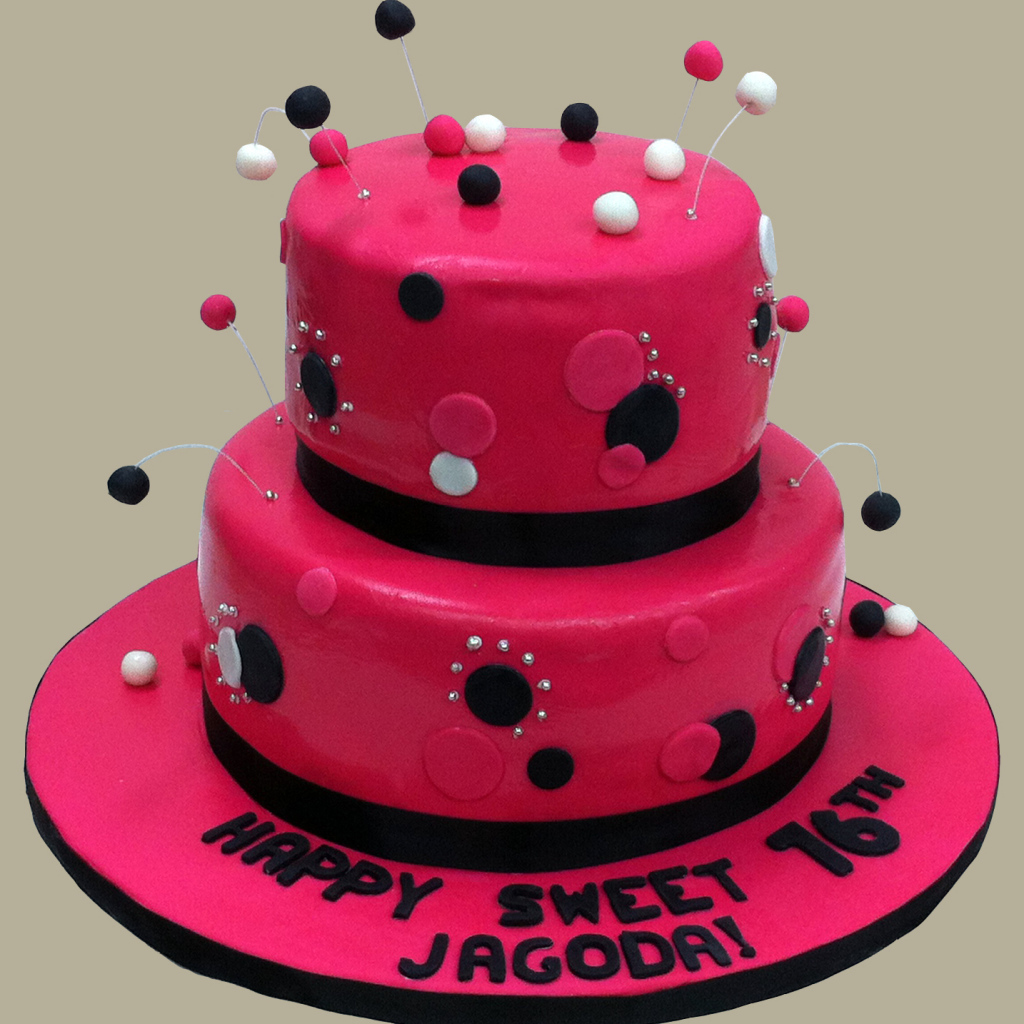 Розовый торт на день рождения