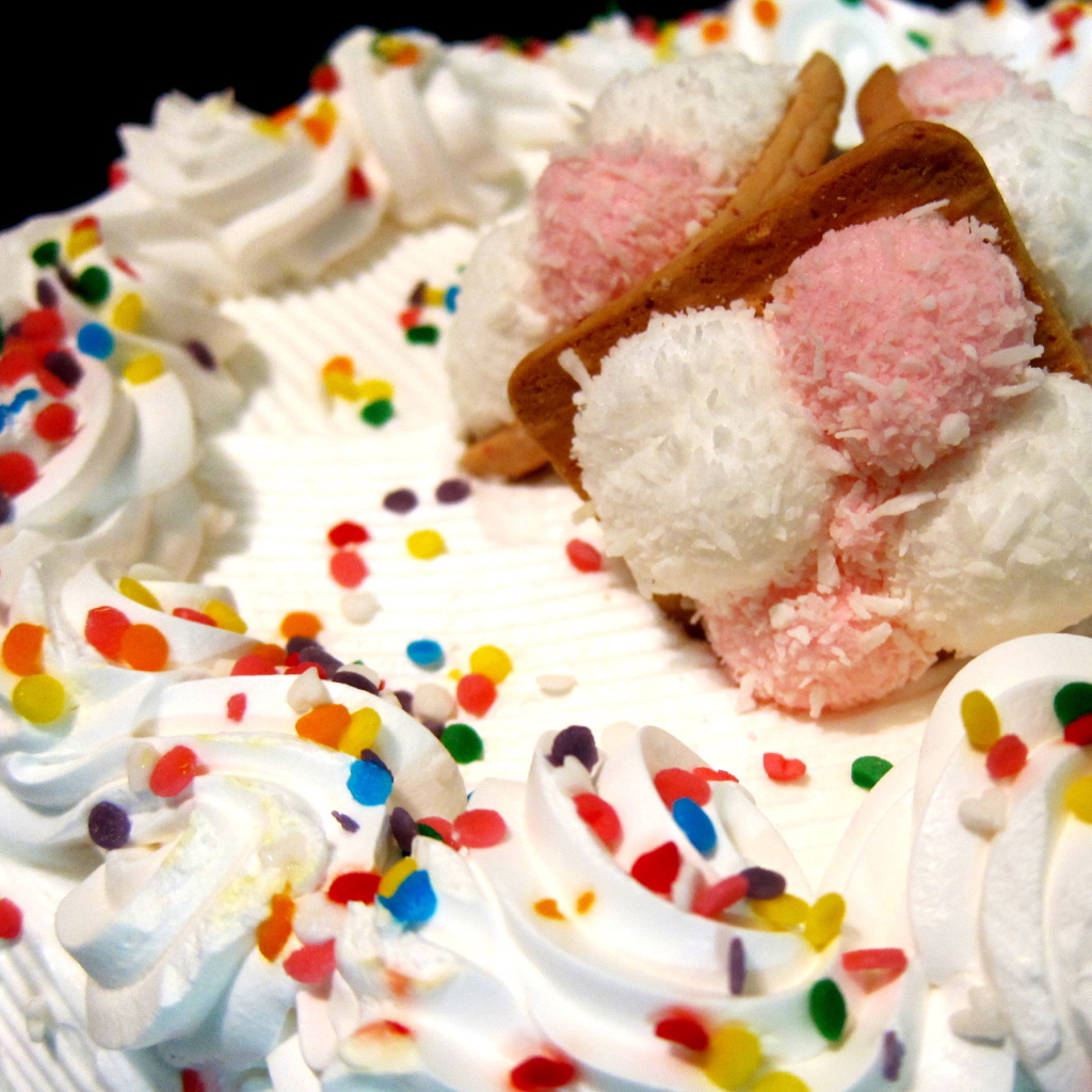 Вкусный торт с кремом на день рождения