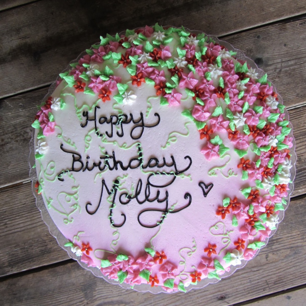 Торт ко дню рождения покрыт цветами