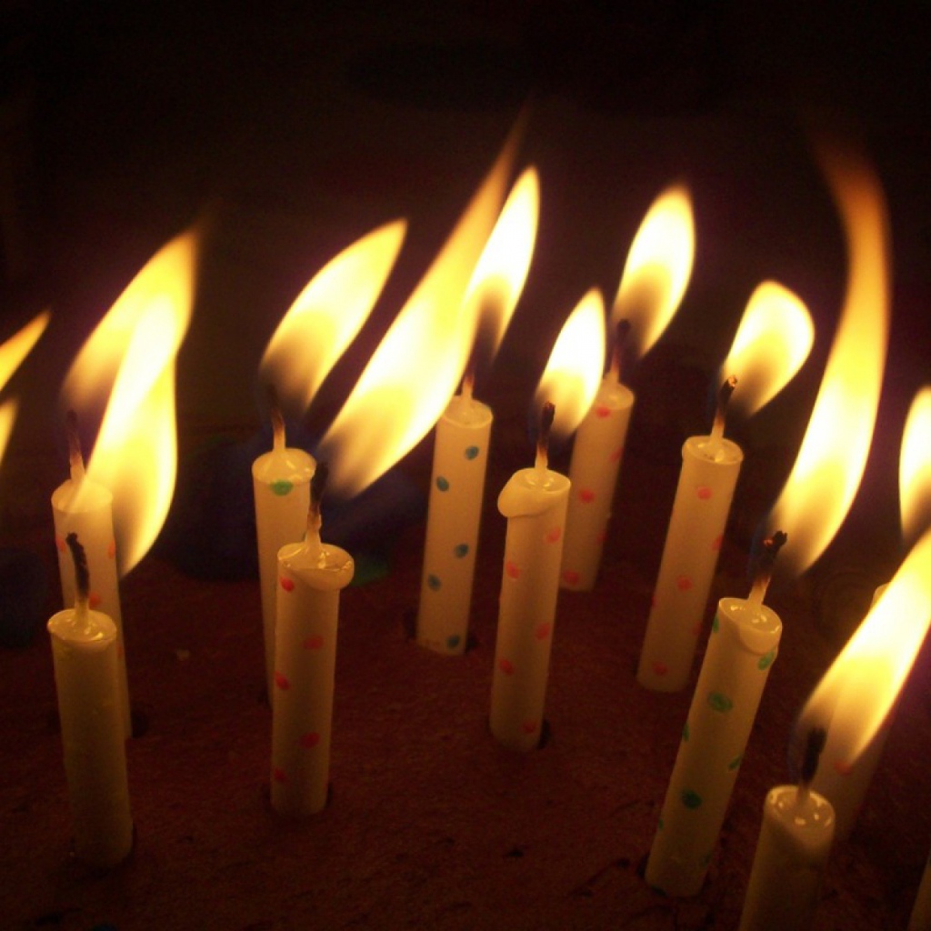 Пламя свечей на день рождения