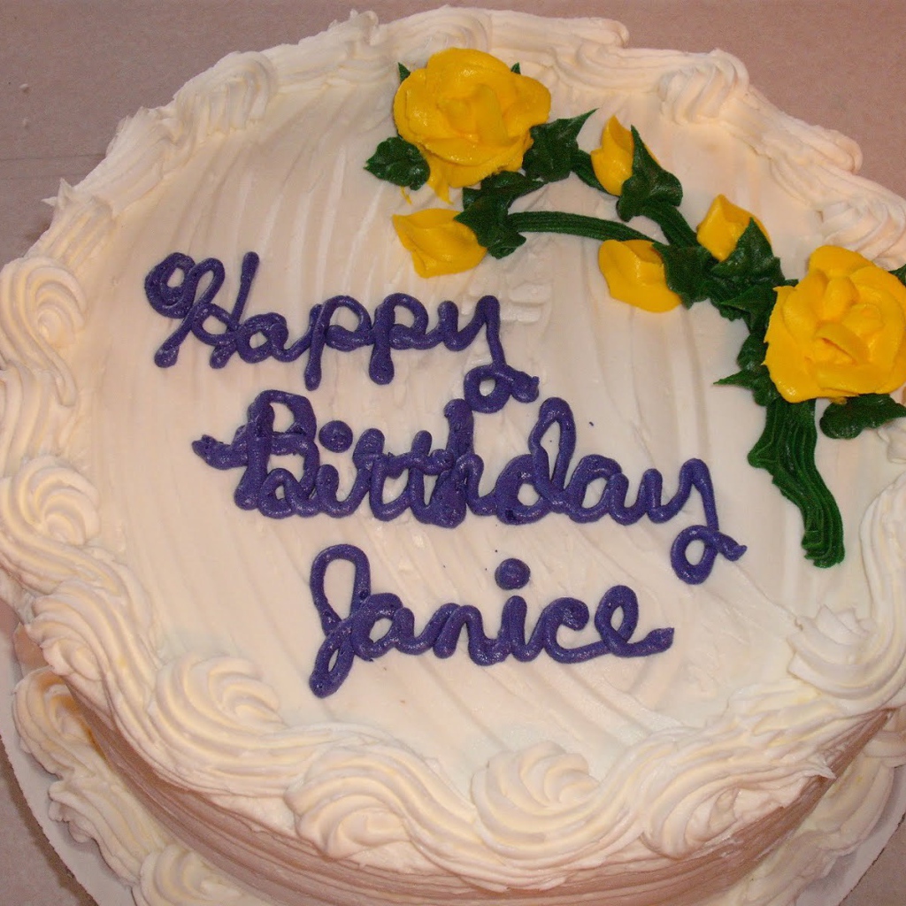 Белый торт на день рождения