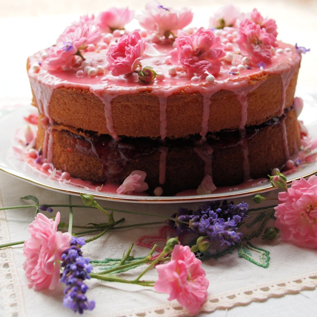 Большой торт ко дню рождения