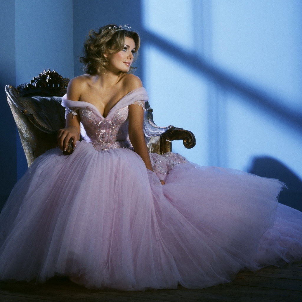 Девушка в свадебном платье