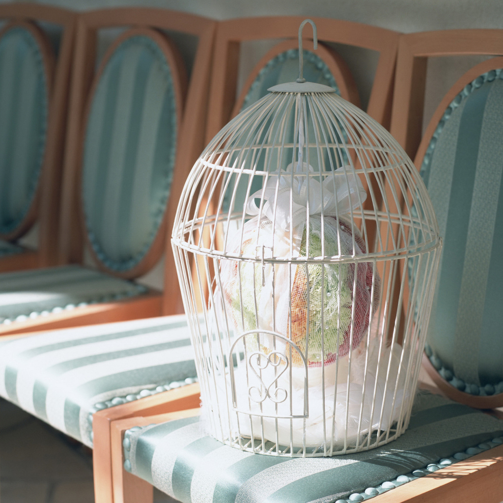 Свадебный подарок в белой клетке