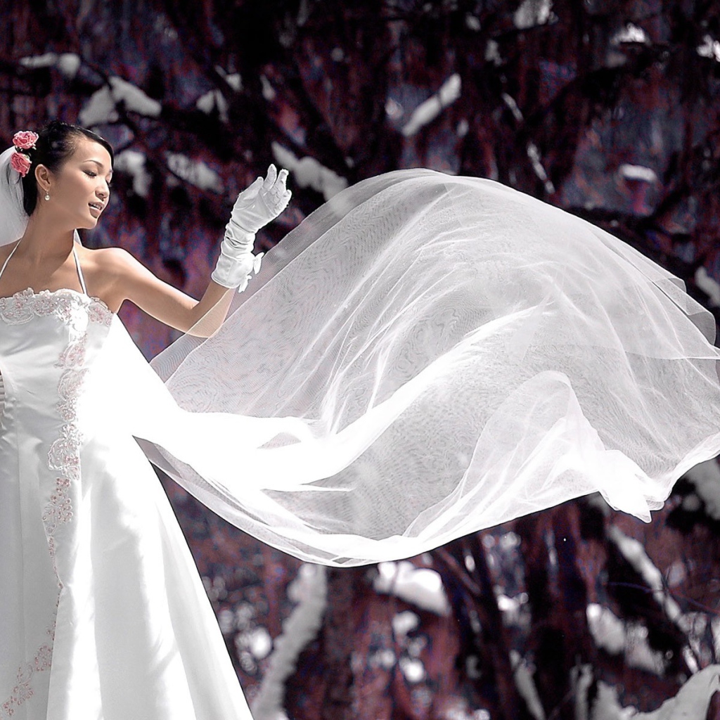 Невеста в свадебном платье на снегу