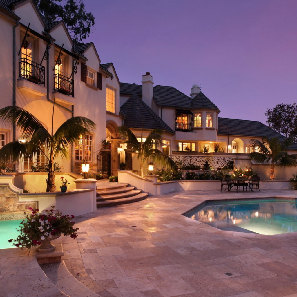 Дом с бассейном