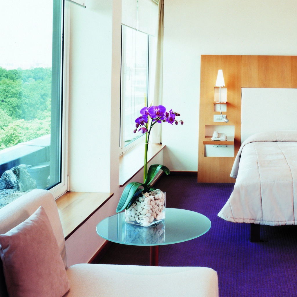 Интерьер спальни с орхидеей