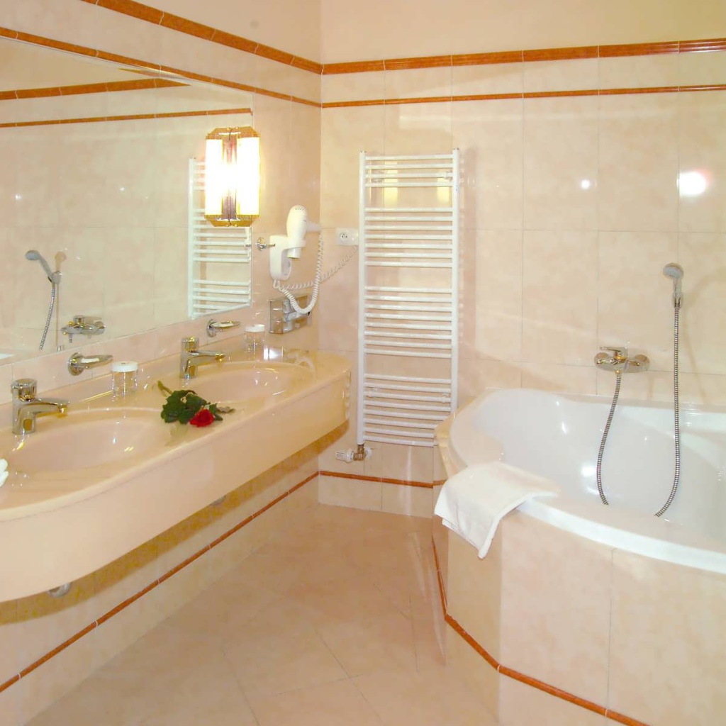 Интерьер кремовой ванной комнаты