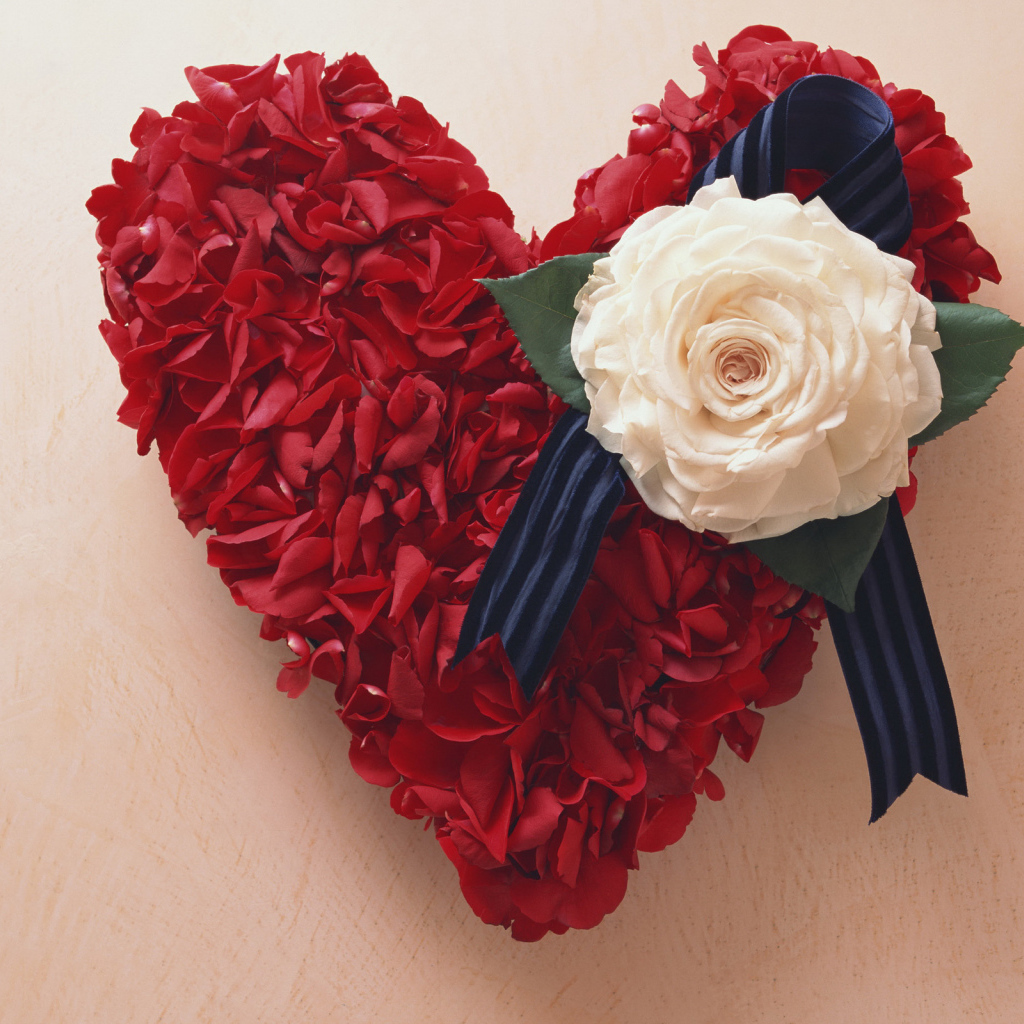 Сердечко из лепестков