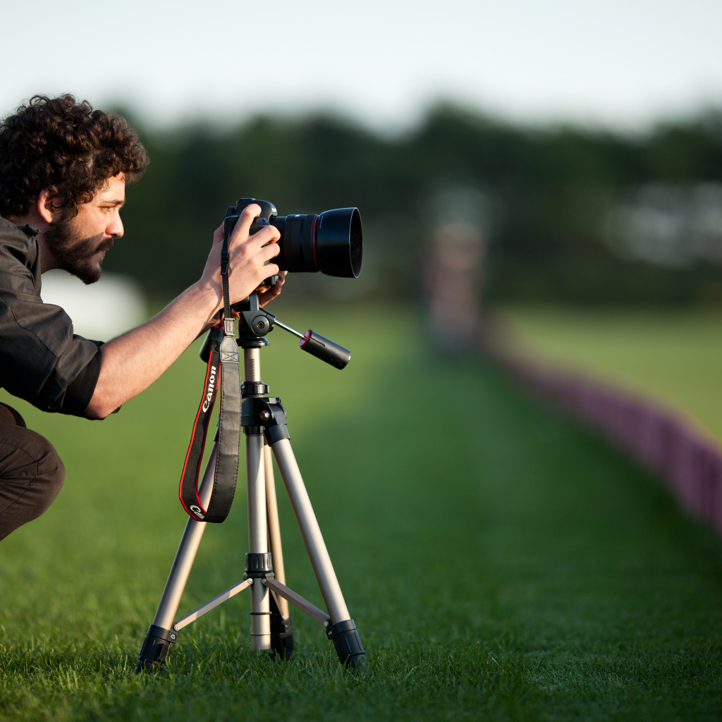 Мужчина делает фотоснимок