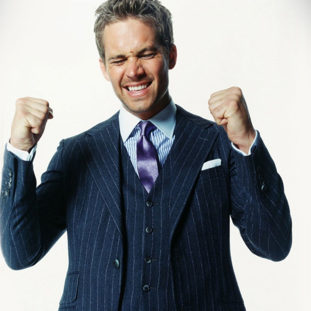 Известный актер Пол Уокер в красивом костюме