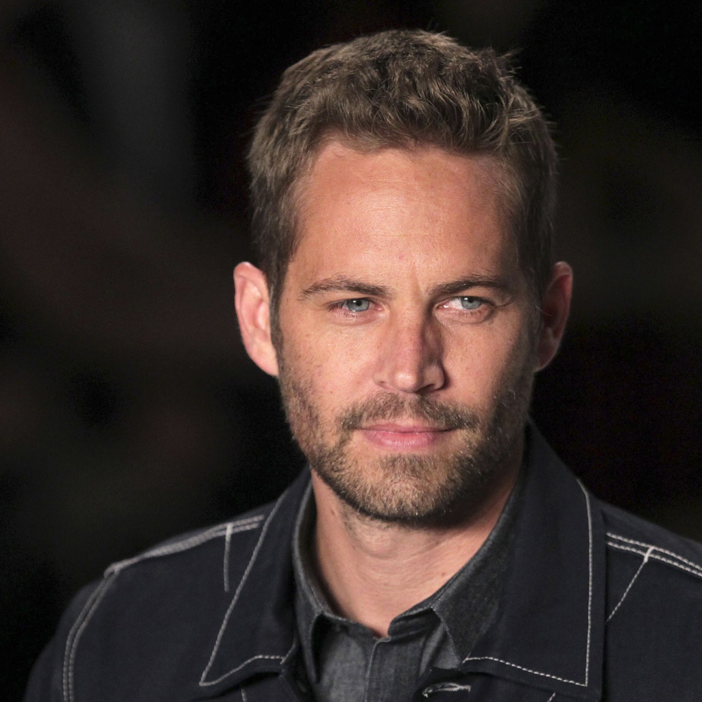 Известный актер Пол Уокер в рубашке