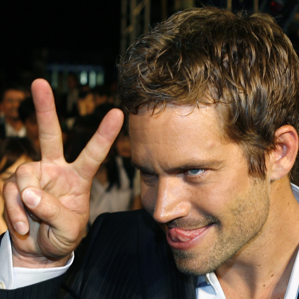 Известный актер Пол Уокер со знаком мира