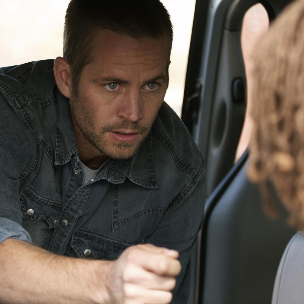  Известный Актер Пол Уокер разговаривает с девушкой