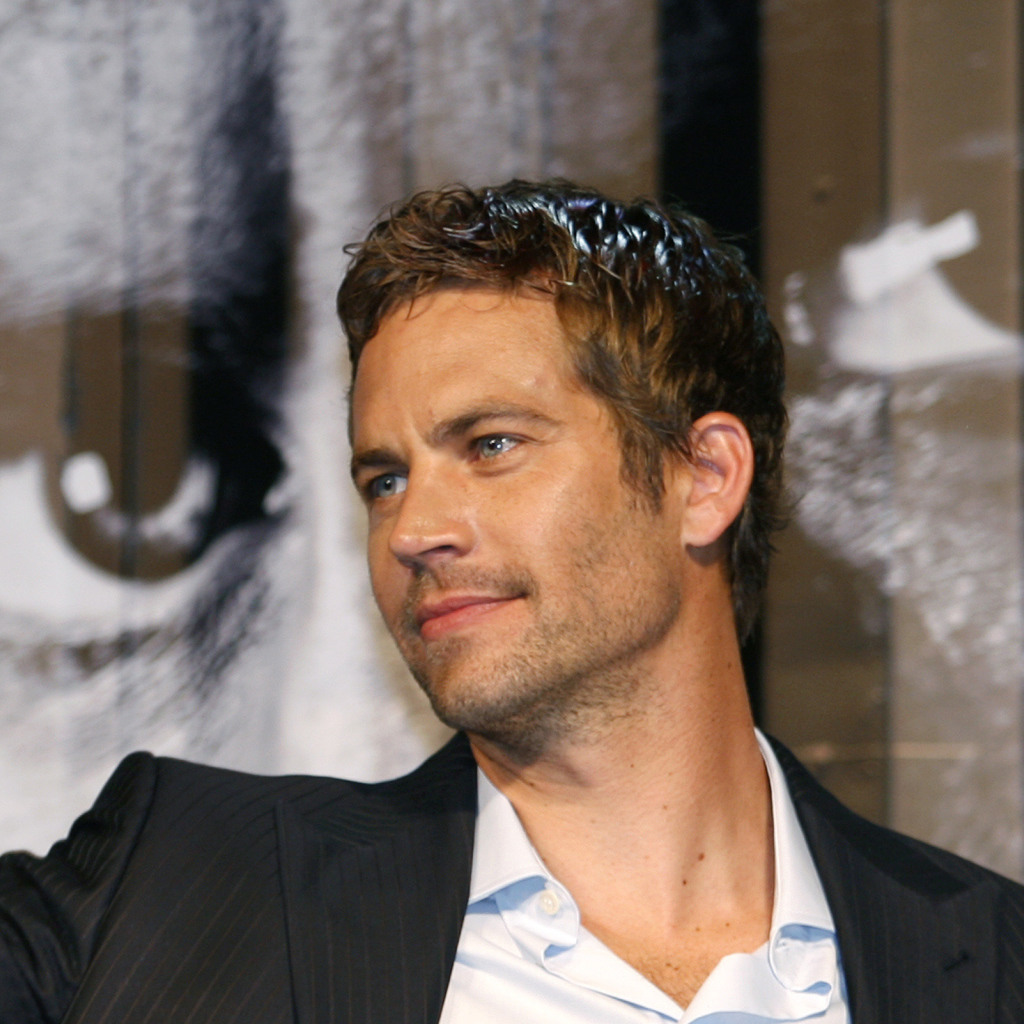 Известный Актер Пол Уокер в костюме