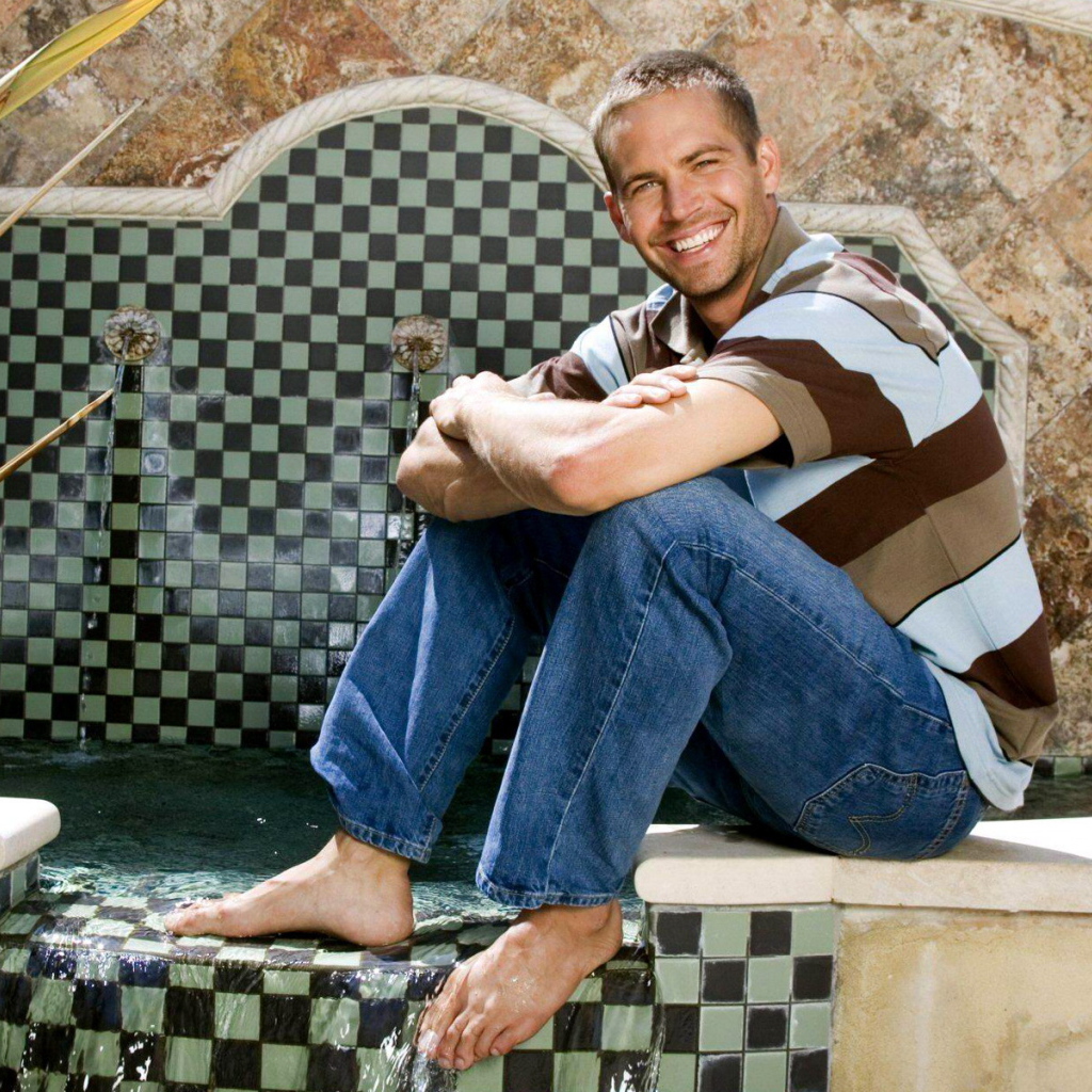 Известный актер из фильма Форсаж Пол Уокер рядом с бассейном