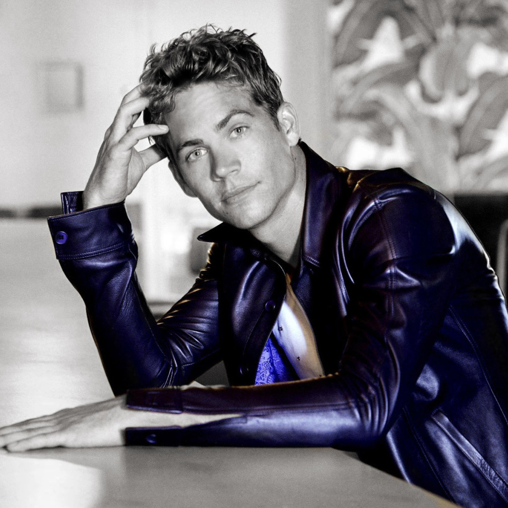 Пол Уокер в фиолетовой куртке