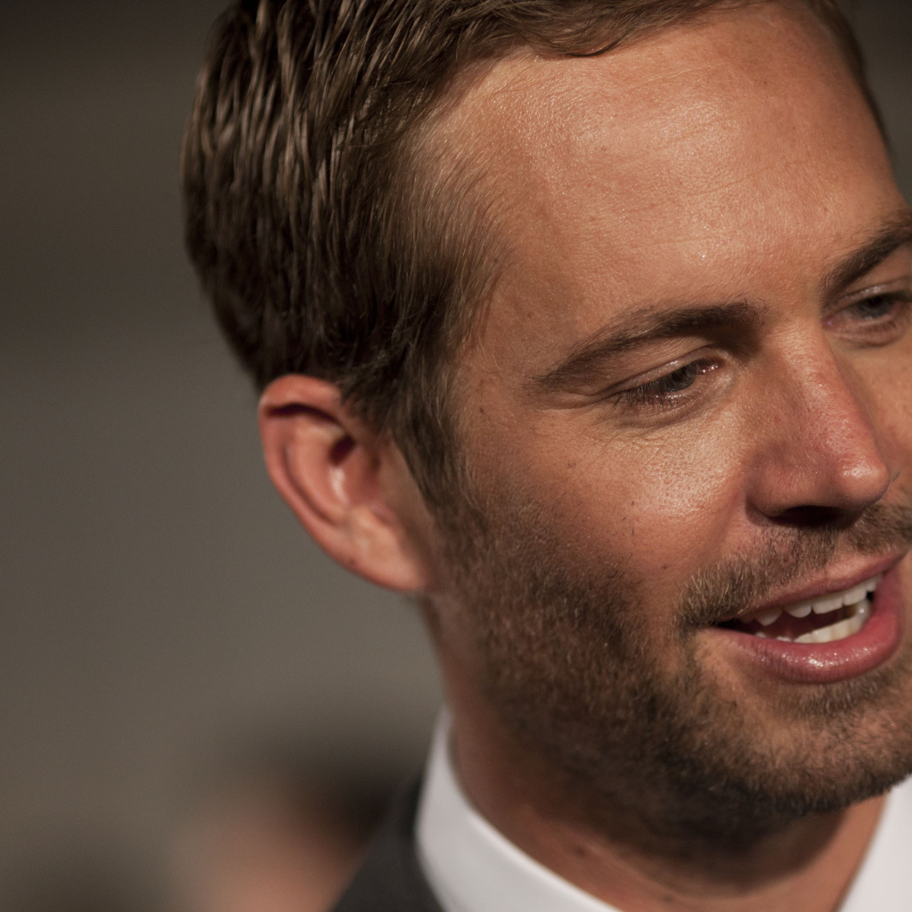 Пол Уокер поет песню