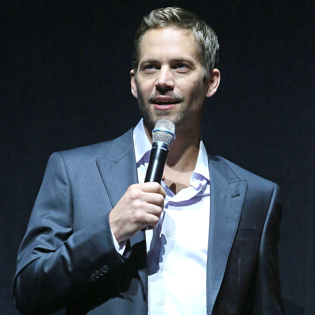 Пол Уокер говорит в микрофон