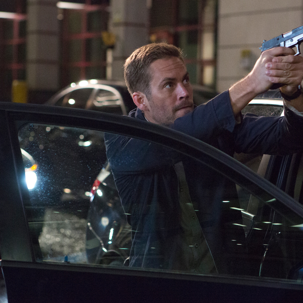 Пол Уокер с пистолетом