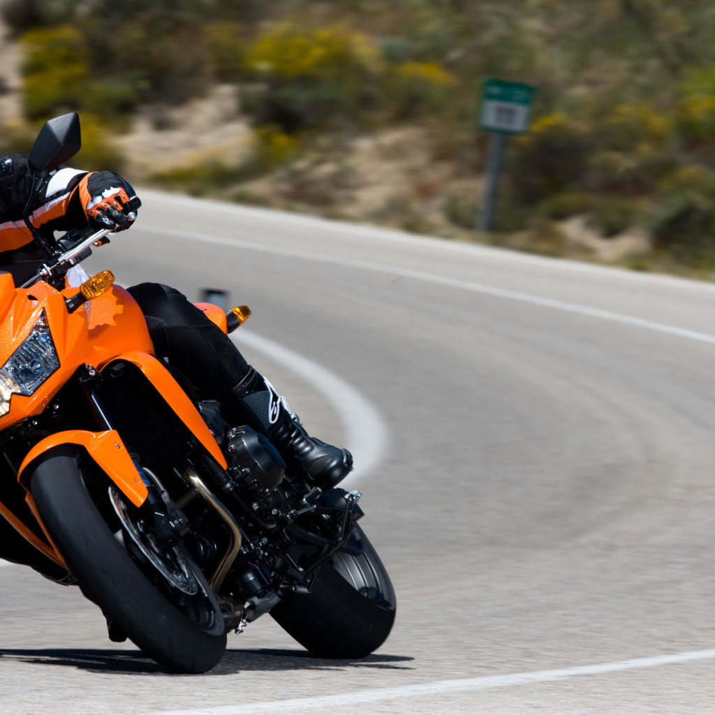 Мотоцикл Z750 на шоссе