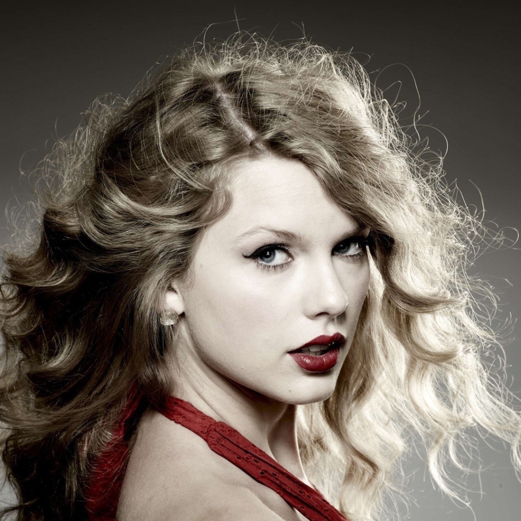 Актриса Тейлор Свифт с кудрями