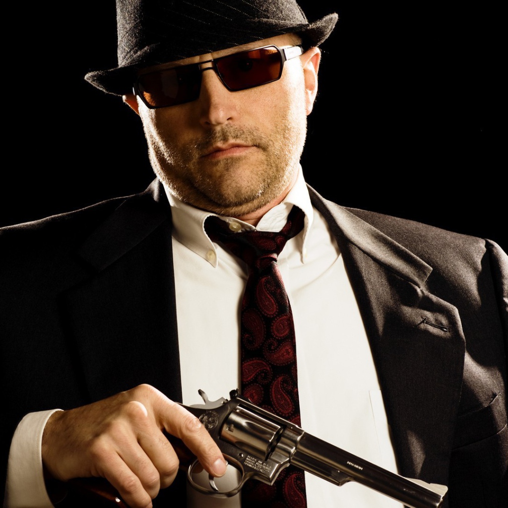 Гангстер с револьвером