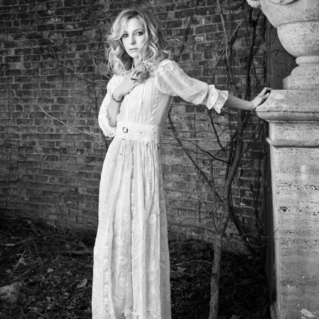 Актриса в белом платье