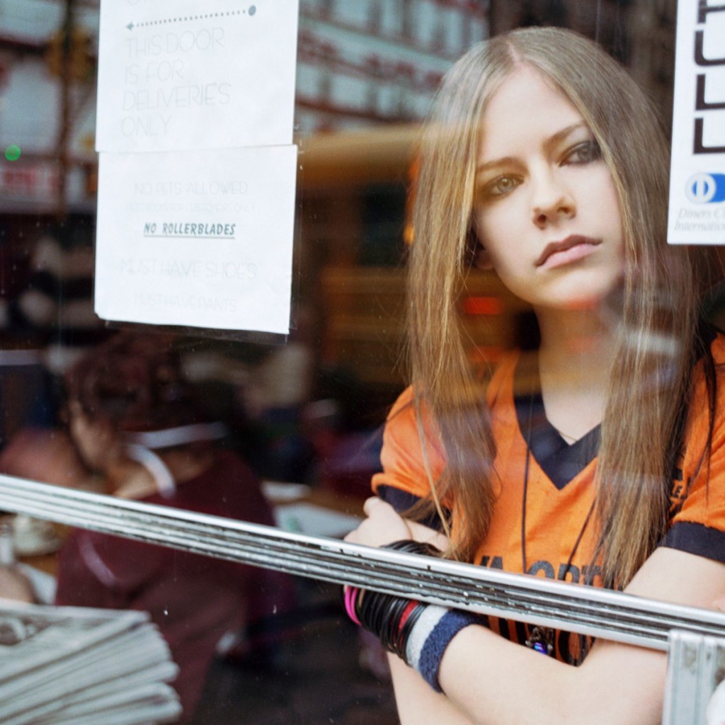 Девушка смотрит в окно