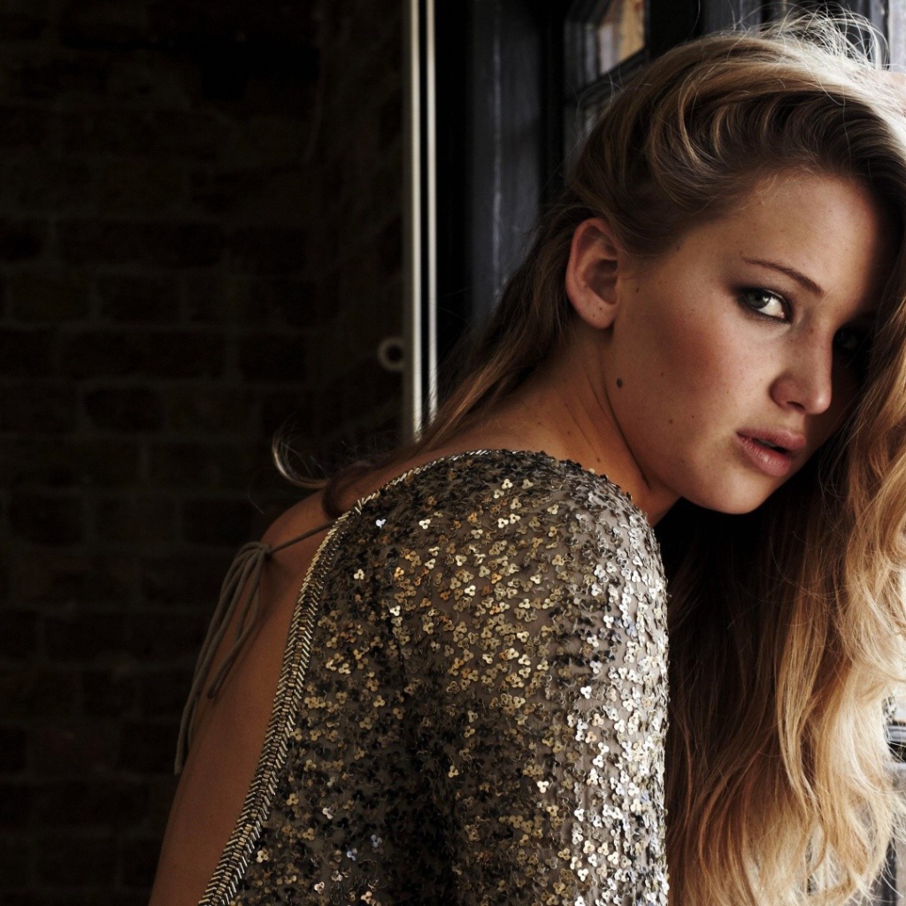 Дженифер у окна