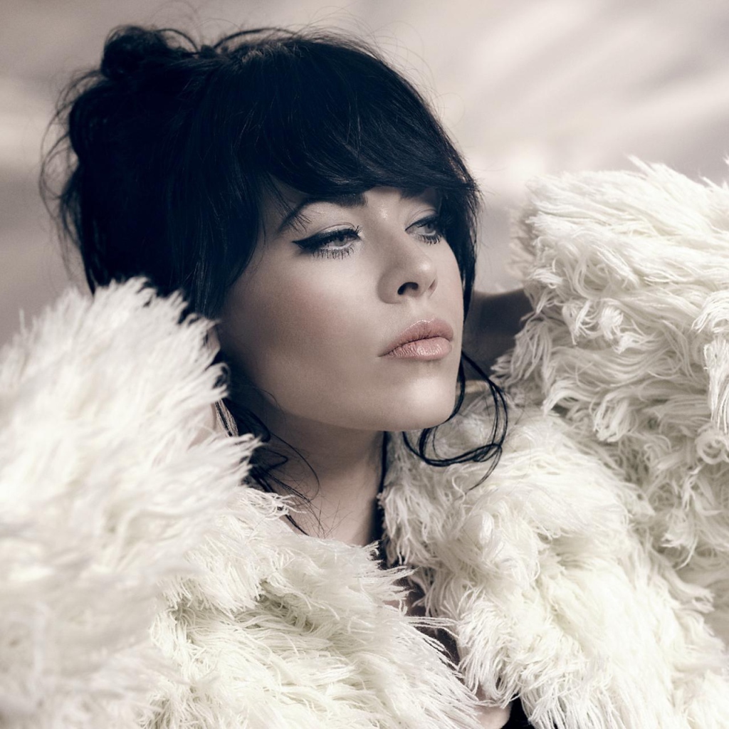 Alex Hepburn в белой шубке