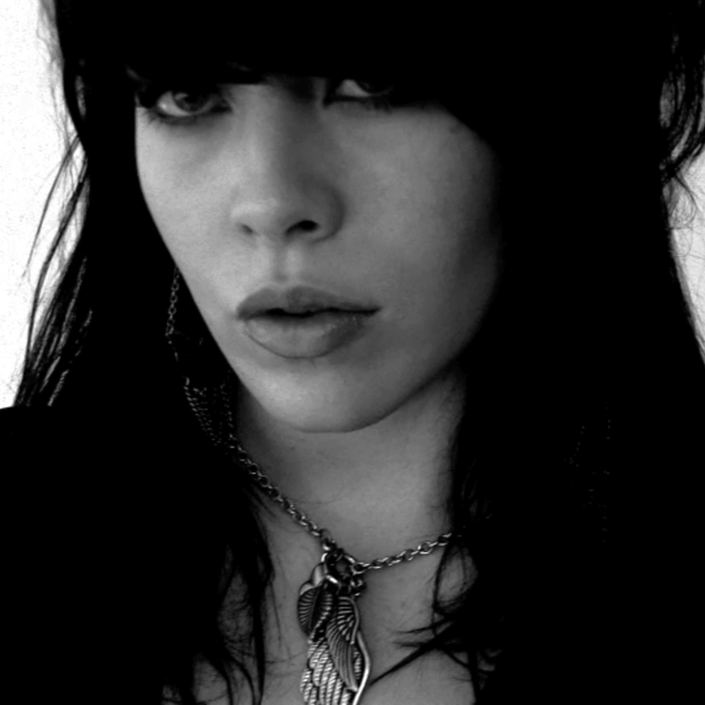 Alex Hepburn на белом фоне