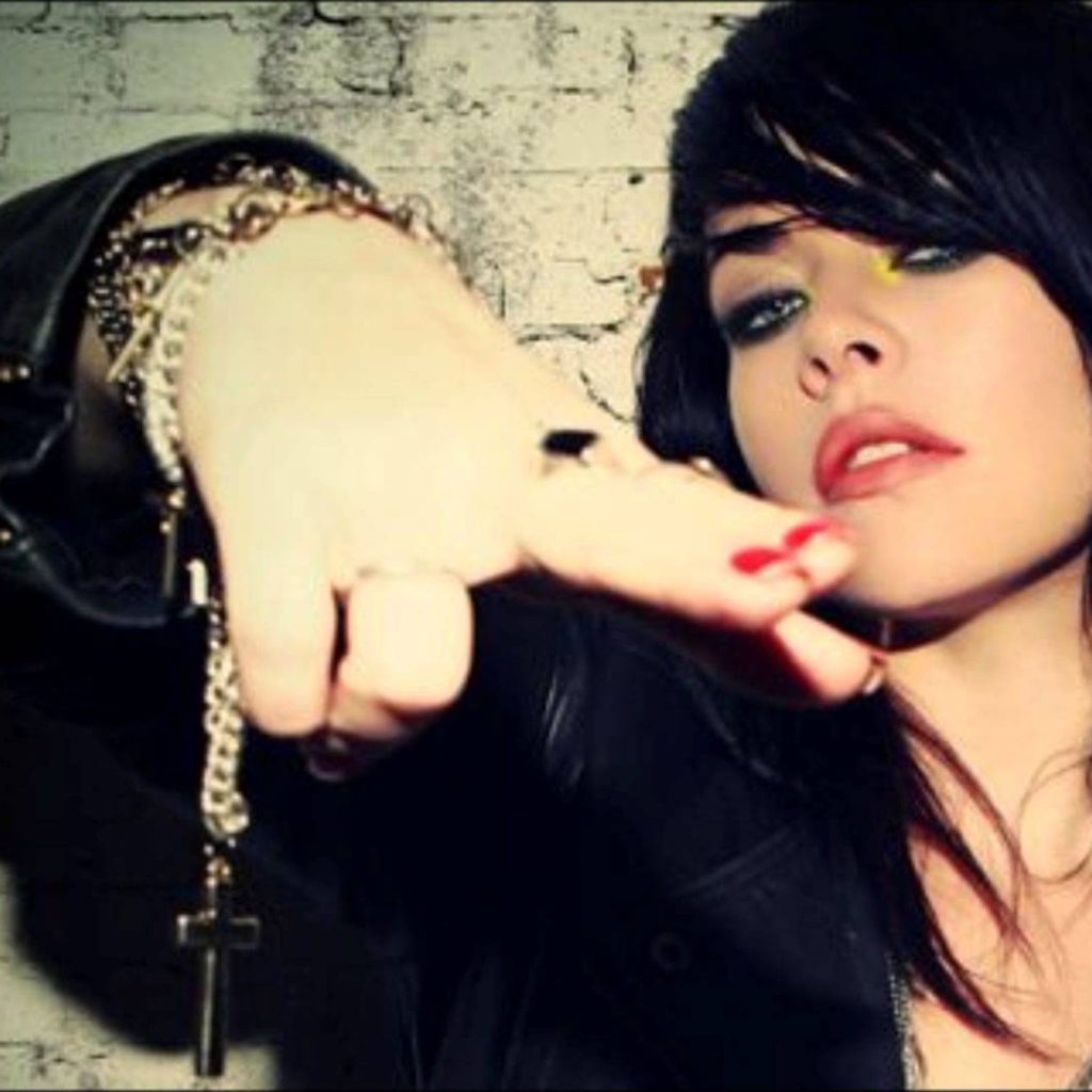 Alex Hepburn на фоне стены