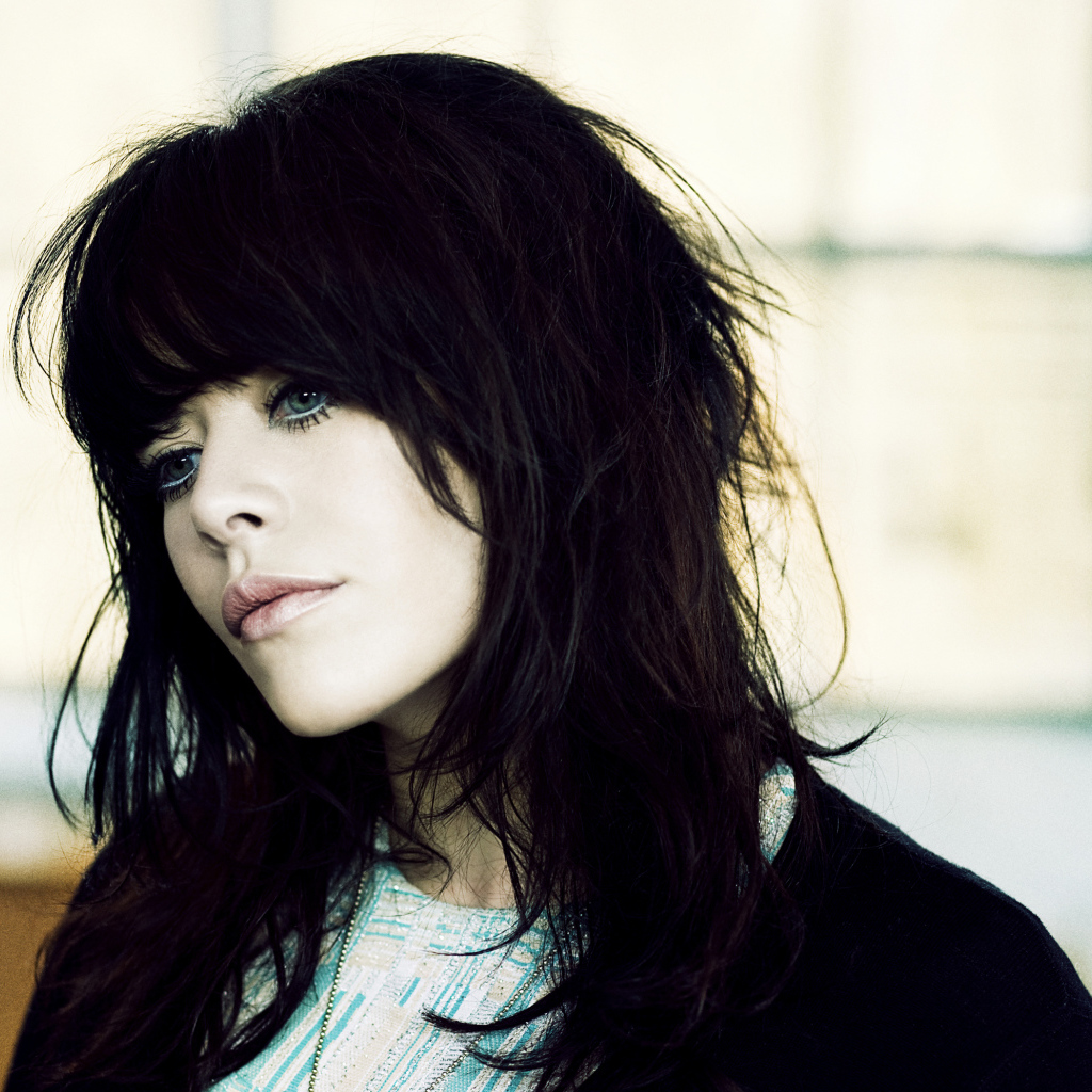 Alex Hepburn задумчивая