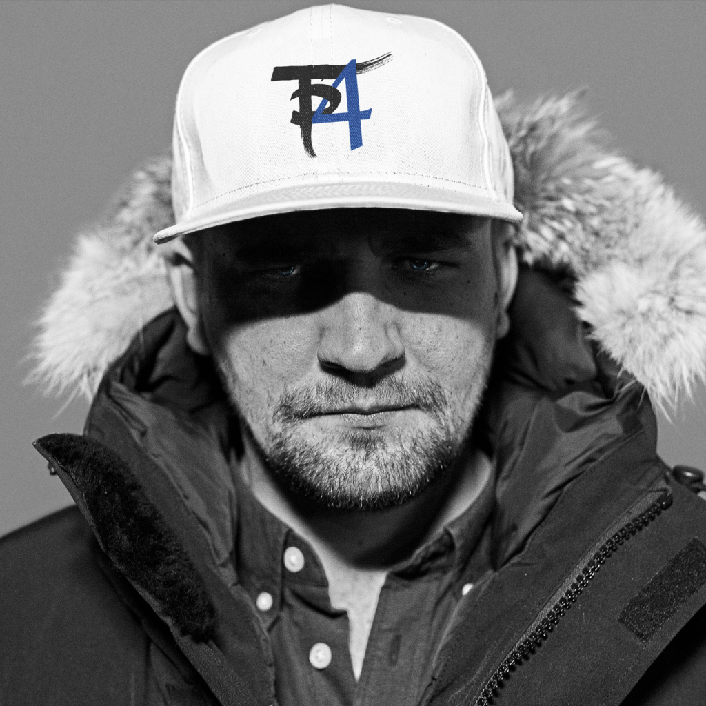 Баста в белой шапочке