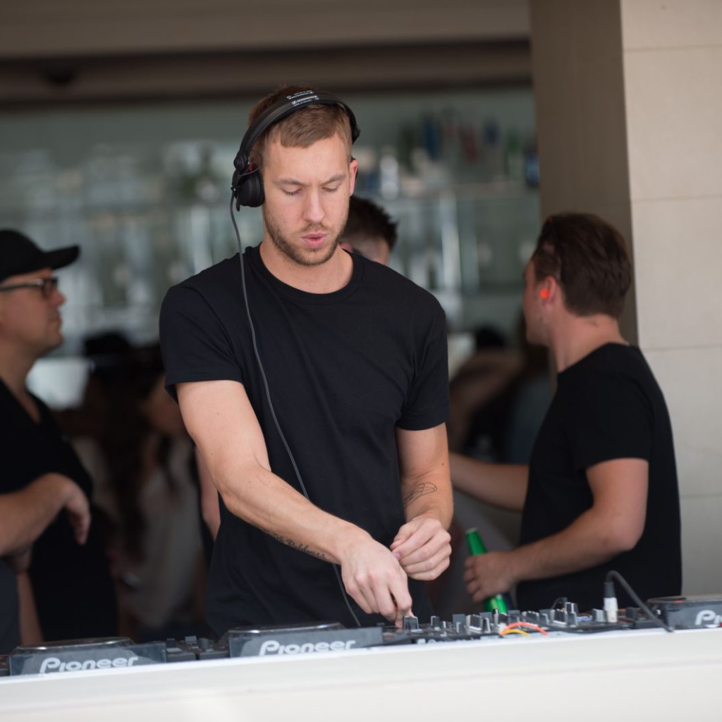 Calvin Harris в наушниках