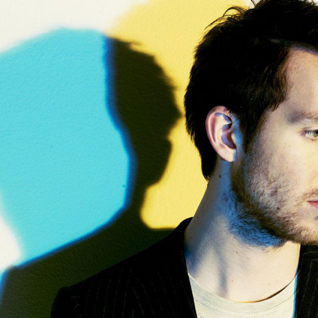 Calvin Harris на фоне цветных теней