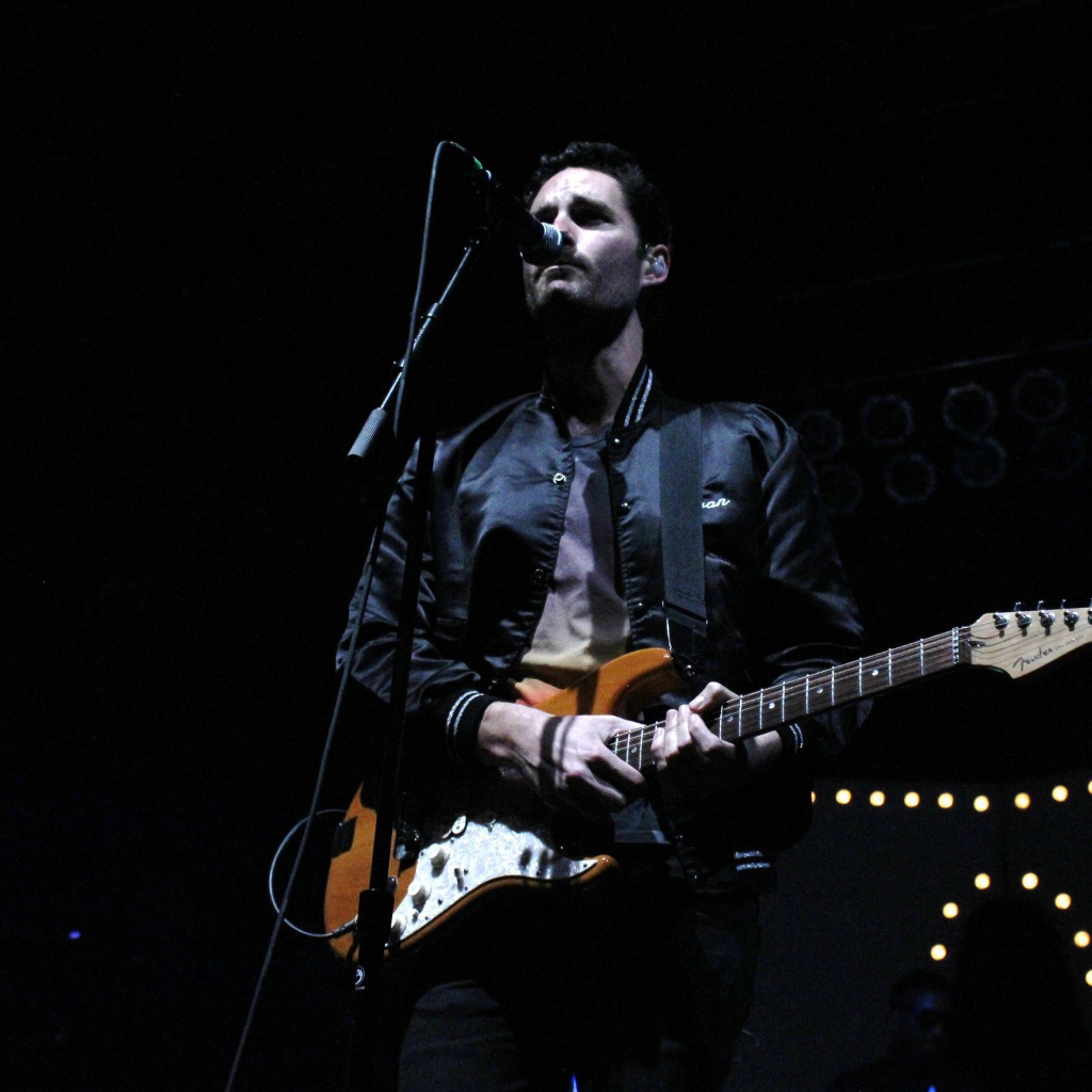 Фронтмен Capital Cities поет