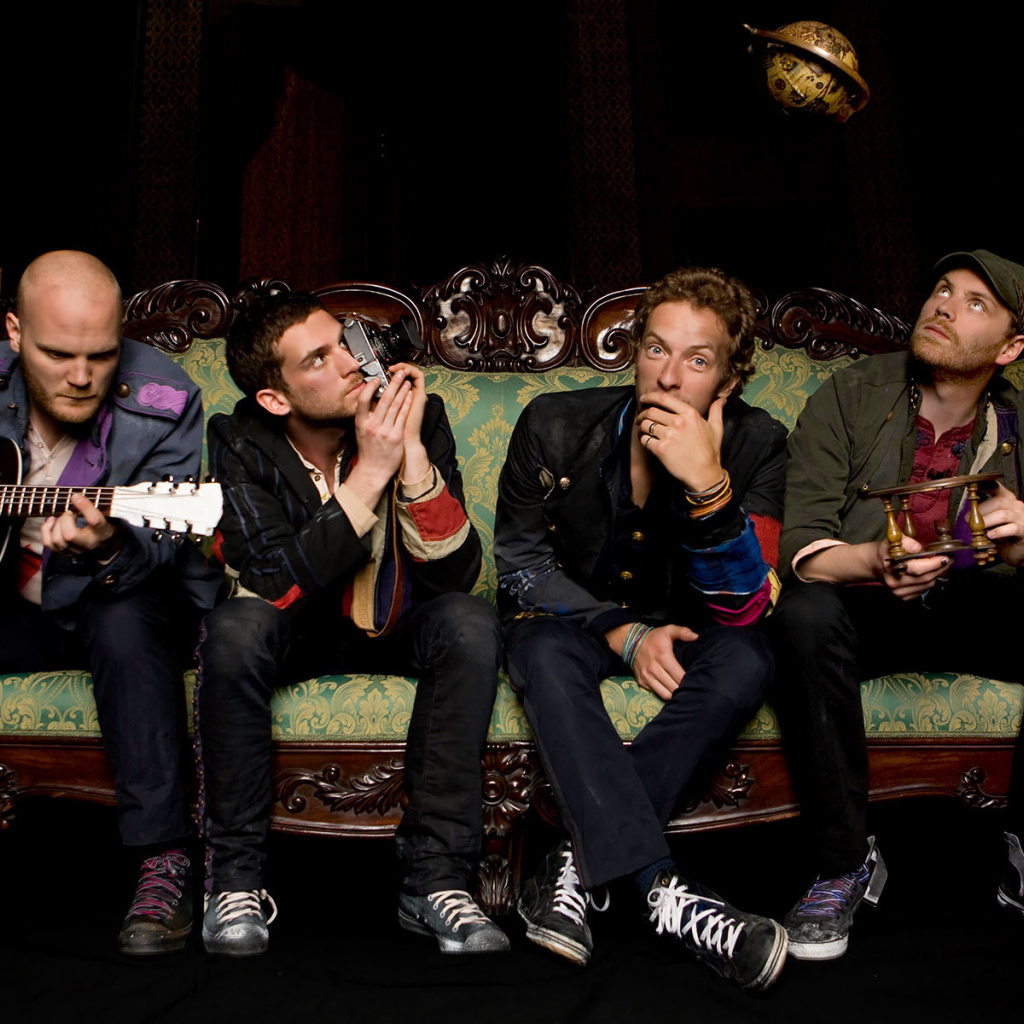 Coldplay сидит на диване