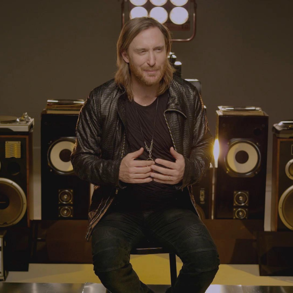 David Guetta около аппаратуры