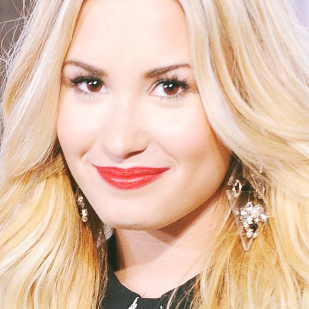 Demi Lovato улыбается