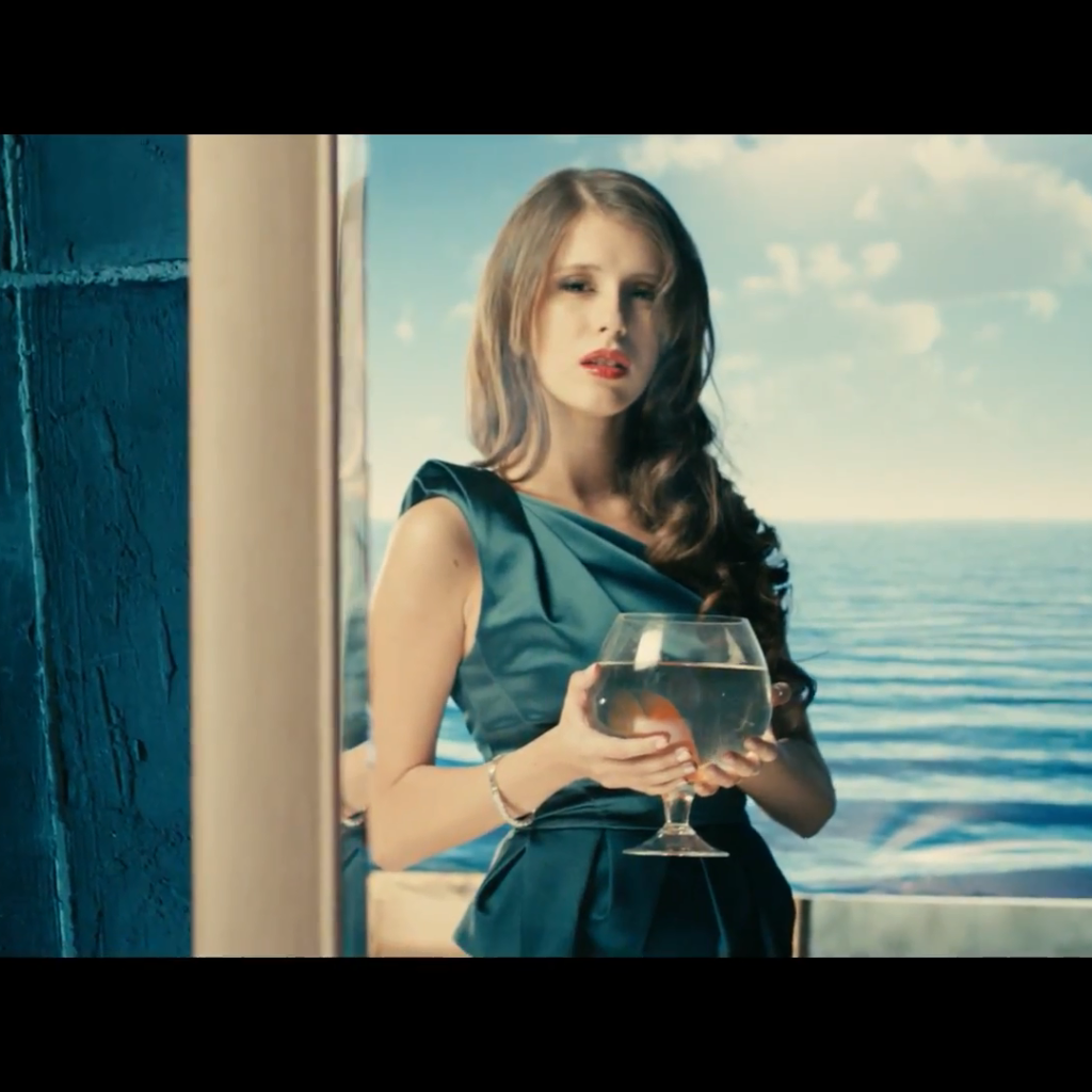 Эльвира Т поет в клипе